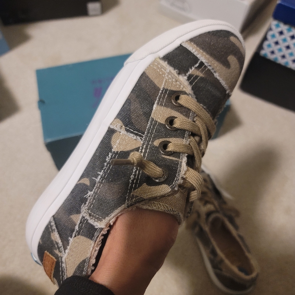 Blowfish Malibu women's tan camo sneakers sz 6.5